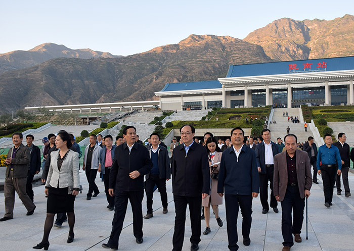 全國、省市政協(xié)委員體驗蘭渝鐵路、視察階州廣場