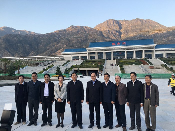 全國、省市政協(xié)委員體驗蘭渝鐵路、視察階州廣場