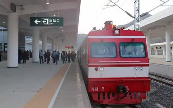 全國、省市政協(xié)委員體驗蘭渝鐵路、視察階州廣場