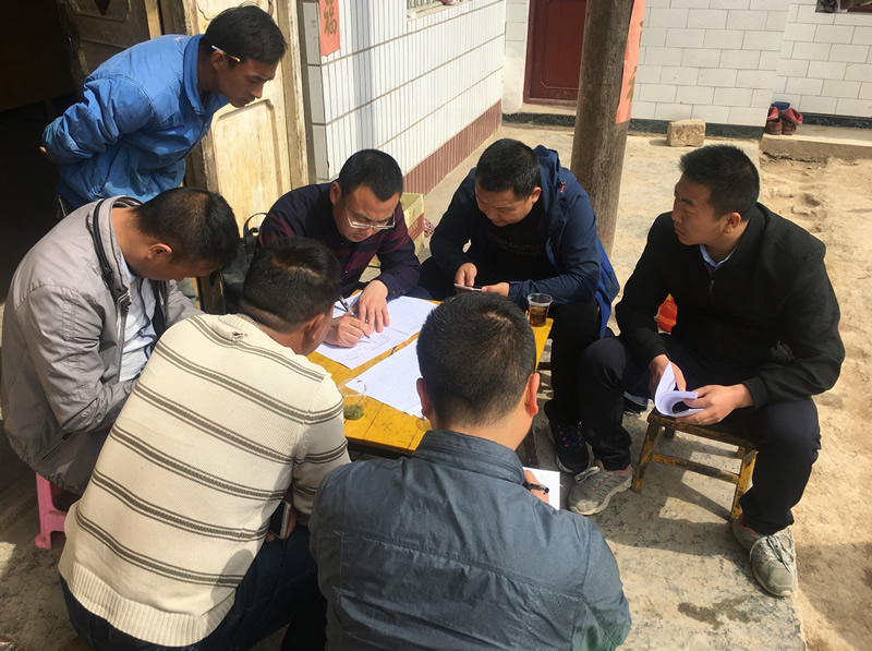 市龍江城鄉(xiāng)發(fā)展集團(tuán)公司深入幫扶村完善落實“一戶一策”精準(zhǔn)脫貧計劃