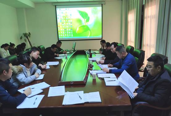 隴南市龍江城鄉(xiāng)發(fā)展集團(tuán)公司召開黨委中心組理論學(xué)習(xí)(擴(kuò)大)會(huì)議