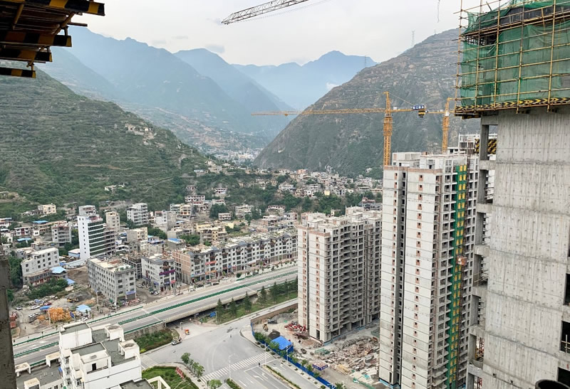 匠心傾注、喜封金頂——龍江?雙子座商住小區(qū)主體順利封頂