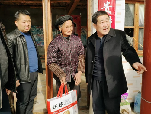 市龍江集團(tuán)在文縣橋頭鎮(zhèn)安子坡村開(kāi)展“解難題、辦實(shí)事、送溫暖”活動(dòng)