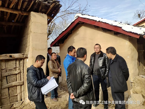 市龍江集團(tuán)在文縣橋頭鎮(zhèn)安子坡村開(kāi)展“解難題、辦實(shí)事、送溫暖”活動(dòng)