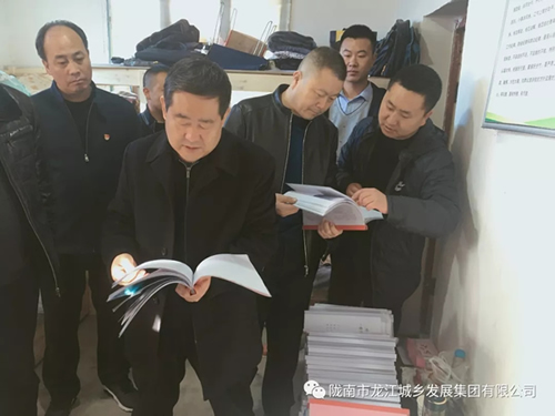 市龍江集團(tuán)在文縣橋頭鎮(zhèn)安子坡村開(kāi)展“解難題、辦實(shí)事、送溫暖”活動(dòng)