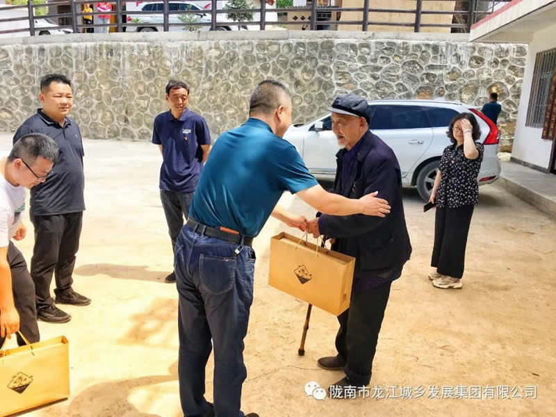 “感黨恩、憶黨史”，--市龍江城鄉(xiāng)發(fā)展集團(tuán)公司開(kāi)展慶祝建黨99周年主題黨日活動(dòng)